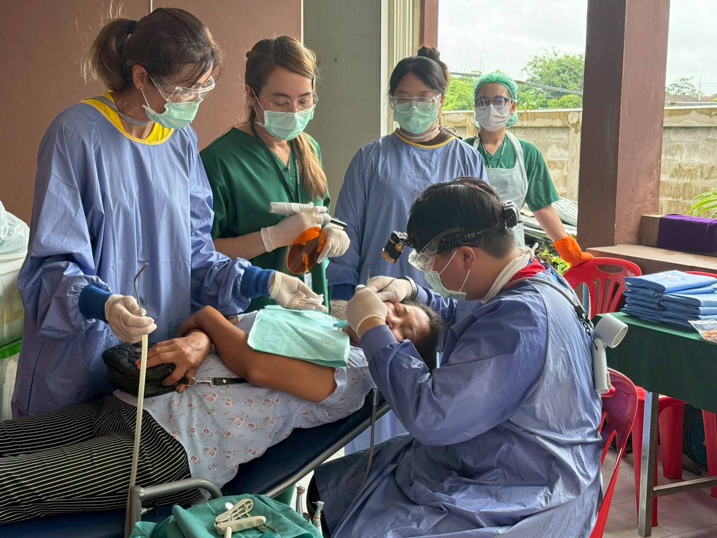 醫療同工正細心為當地居民進行牙科義診